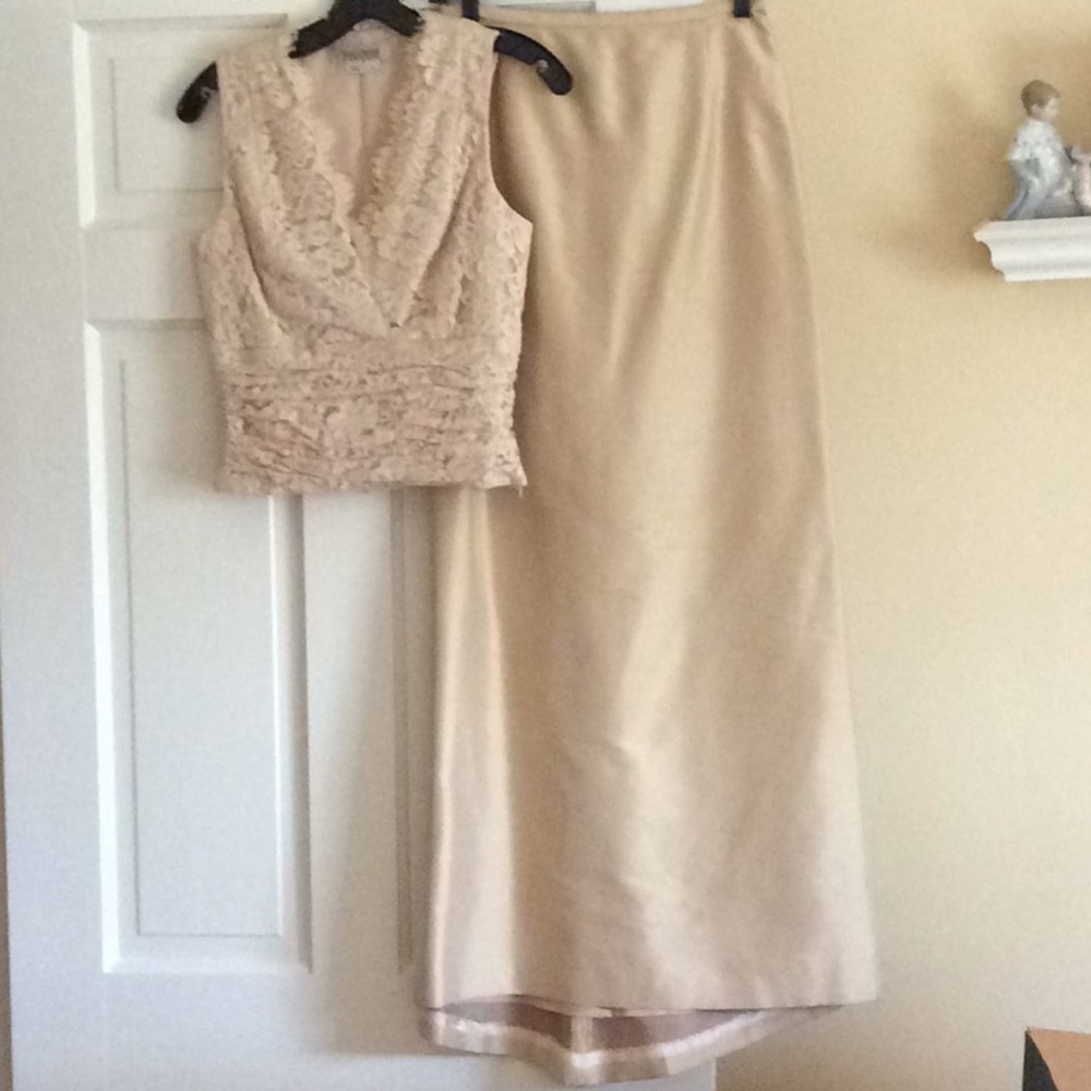 Beautiful two piece Kay Unger ensemble.